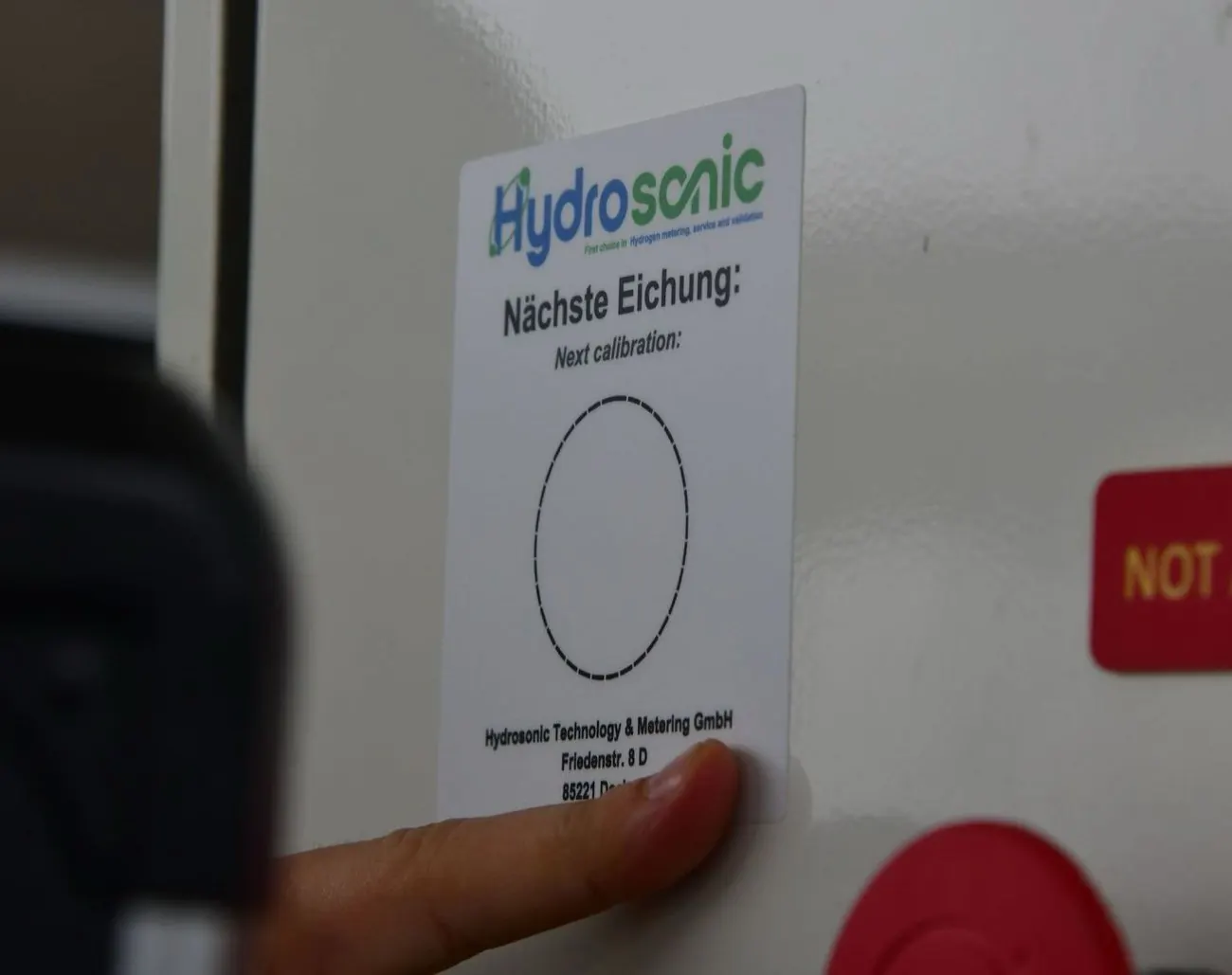 Servicetechniker von Hydrosonic bei der Wartung eines Wasserstoff-Messsystems